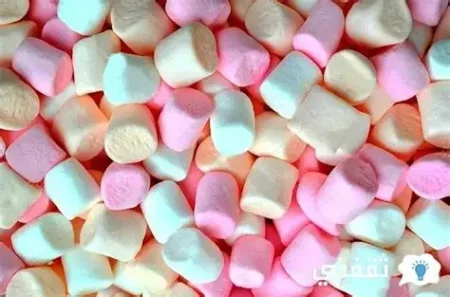 مارشميلو صغير زهري وأبيض